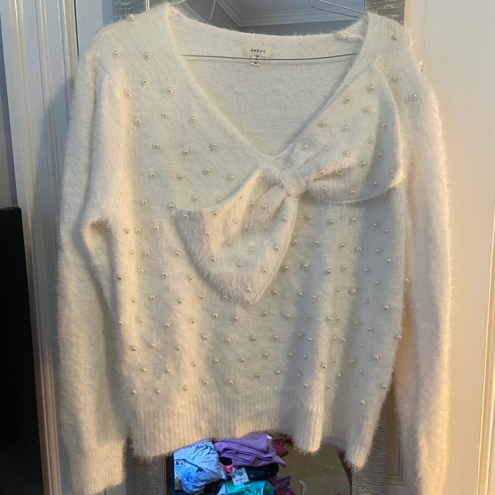 Cream Pearl-Studded Bow Front V-Neck Sweater size medium